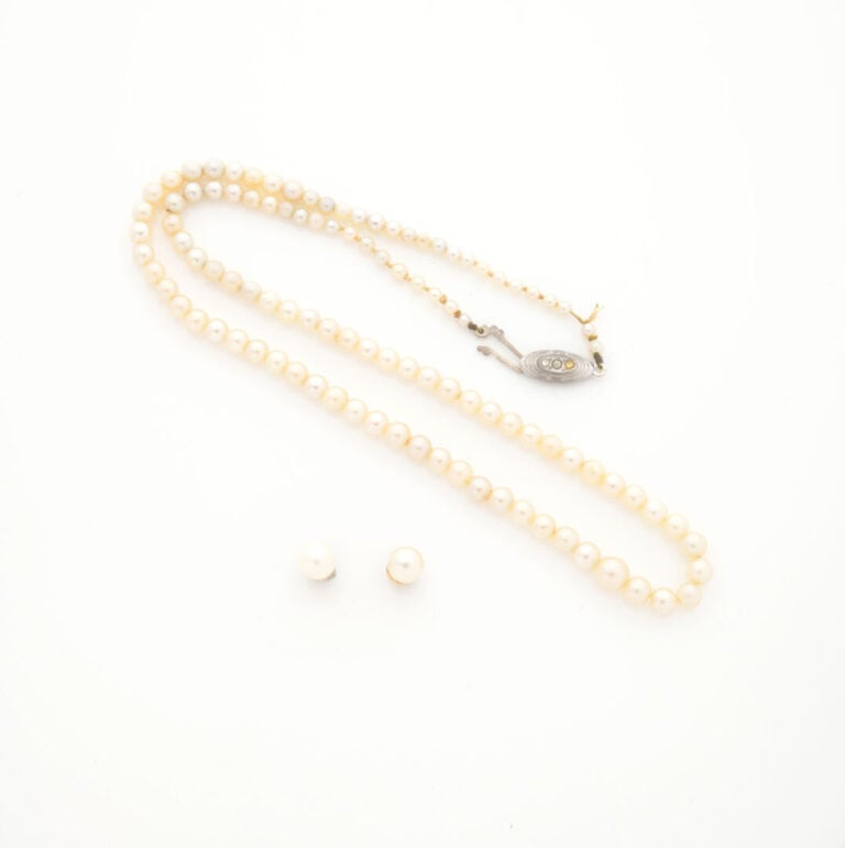 Paire de boutons d'oreilles en or jaune (750) ornés d'une perle de culture - Po…