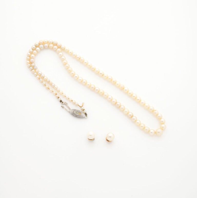 Paire de boutons d'oreilles en or jaune (750) ornés d'une perle de culture - Po…