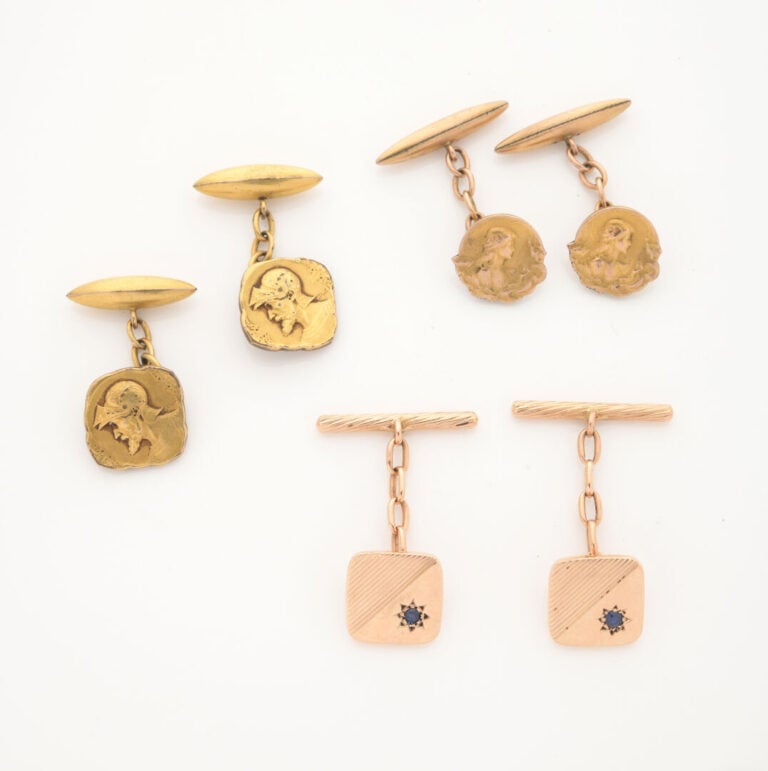 Paire de boutons de manchette en or jaune (585) à décor guilloché et ponctués d…