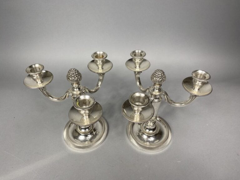 Paire de candélabres en métal argenté à trois bras de lumière, le fut cylindriq…
