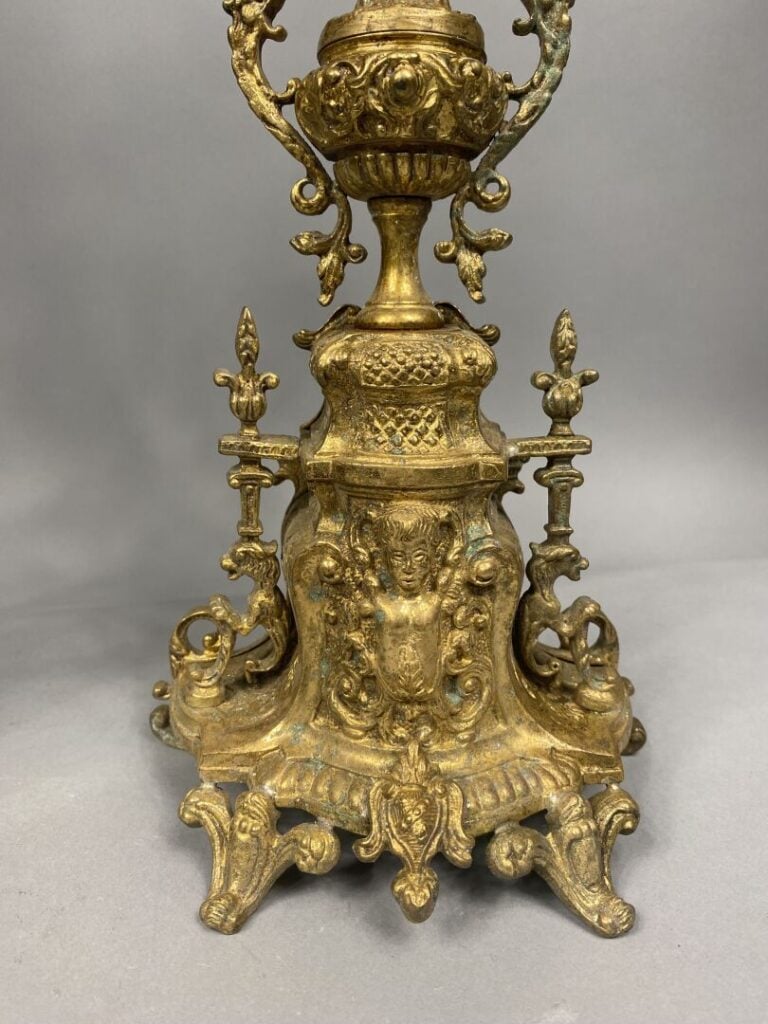 Paire de chandeliers à cinq bras de lumière en bronze doré à riche décor de rin…