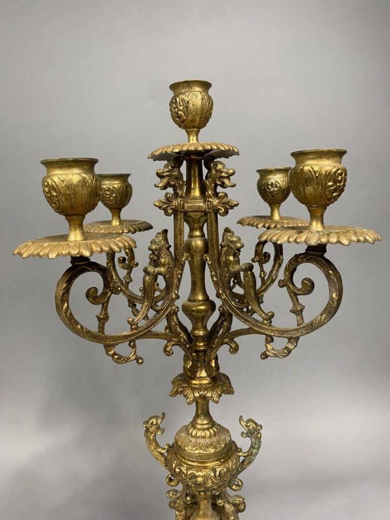 Paire de chandeliers à cinq bras de lumière en bronze doré à riche décor de rin…