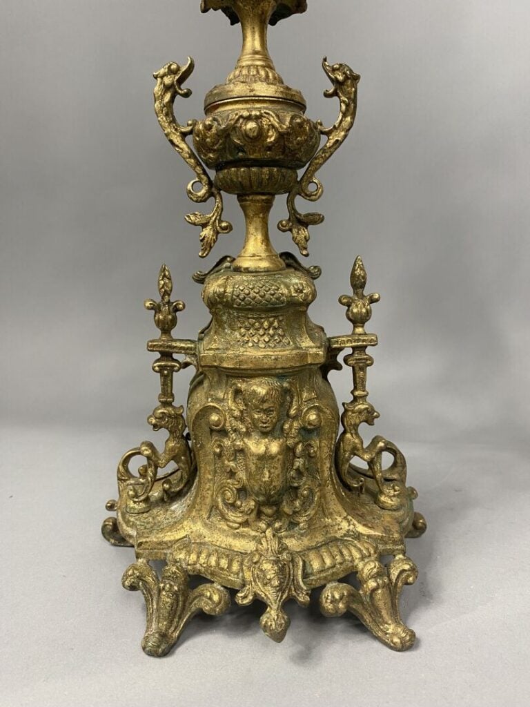 Paire de chandeliers à cinq bras de lumière en bronze doré à riche décor de rin…