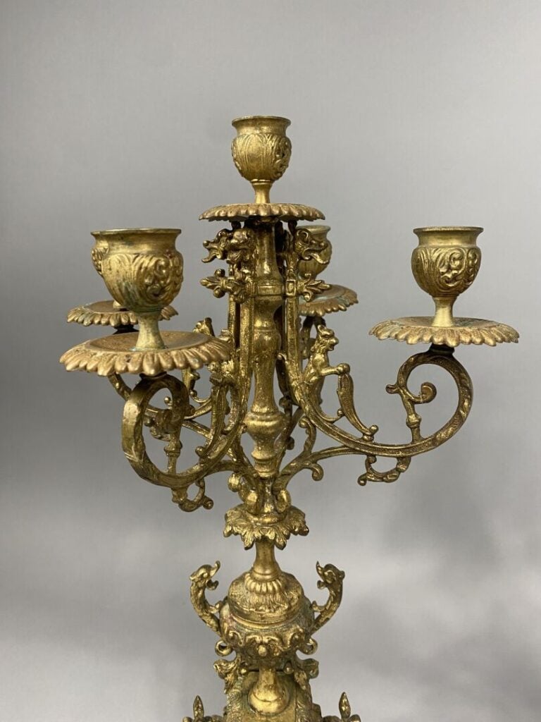 Paire de chandeliers à cinq bras de lumière en bronze doré à riche décor de rin…
