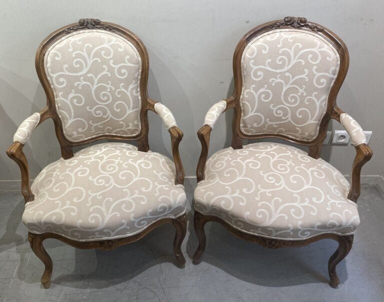Paire de fauteuils en bois mouluré à décor de roses et feuillages, assises en t…