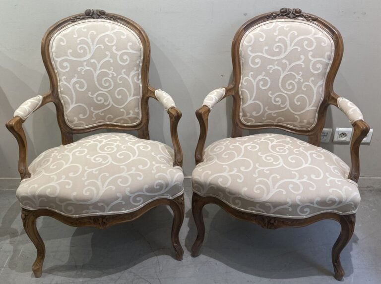 Paire de fauteuils en bois mouluré à décor de roses et feuillages, assises en t…