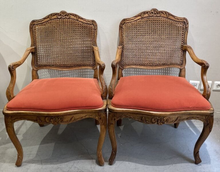 Paire de fauteuils en bois mouluré et sculpté de feuillages et fleurs, le dossi…