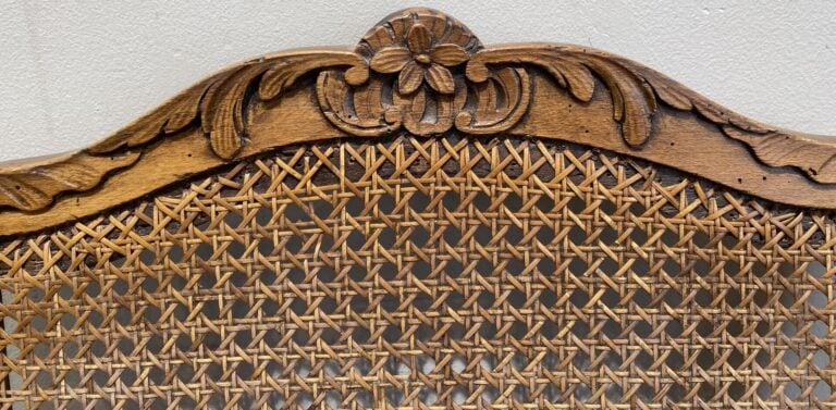 Paire de fauteuils en bois mouluré et sculpté de feuillages et fleurs, le dossi…
