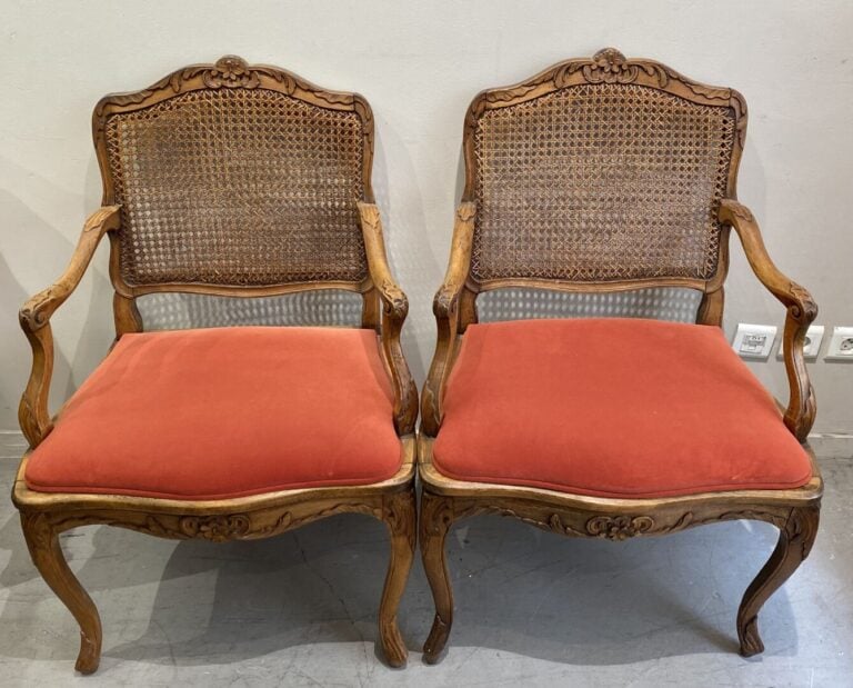 Paire de fauteuils en bois mouluré et sculpté de feuillages et fleurs, le dossi…