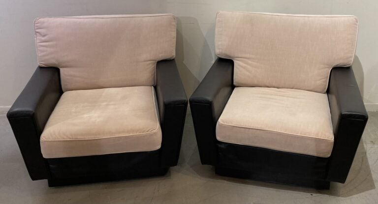 Paire de fauteuils sur quatre roulettes avec assise en laine de coton dans les…
