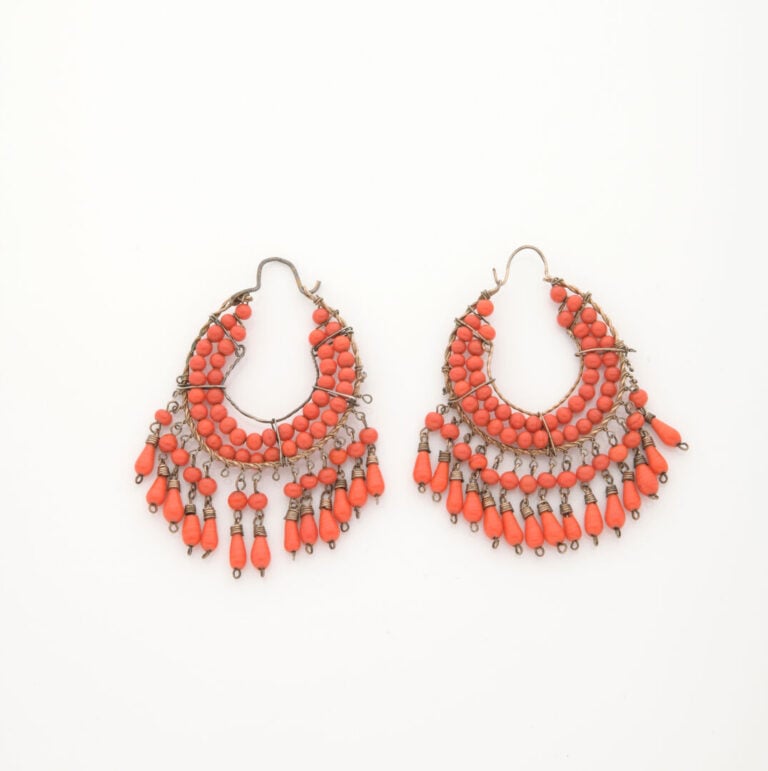 Paire de pendants d'oreilles en métal torsadé ornés de billes de corail et rete…