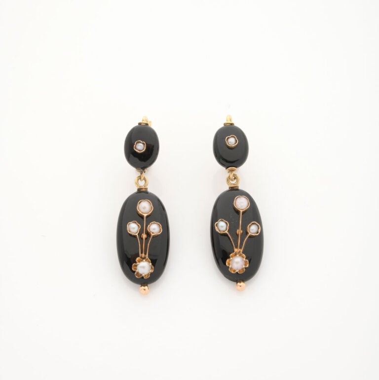 Paire de pendants d'oreilles en or jaune (750) et onyx à motif de fleur ponctué…