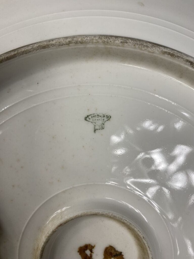 Paire de plats en porcelaine à bord contourné à décor de femme au bouquet - Ver…