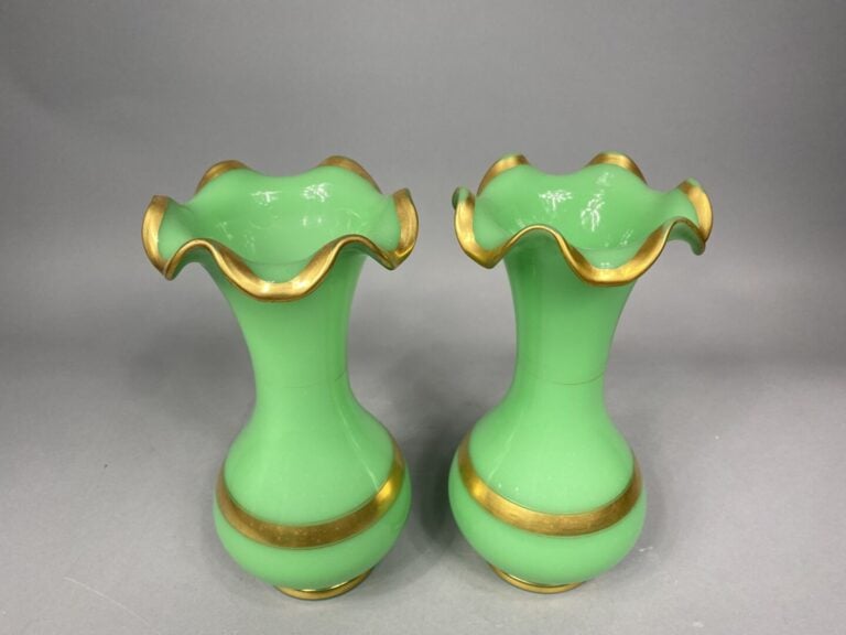 Paire de vases à col ourlé en verre opalin de couleur verte et liseré doré - H…