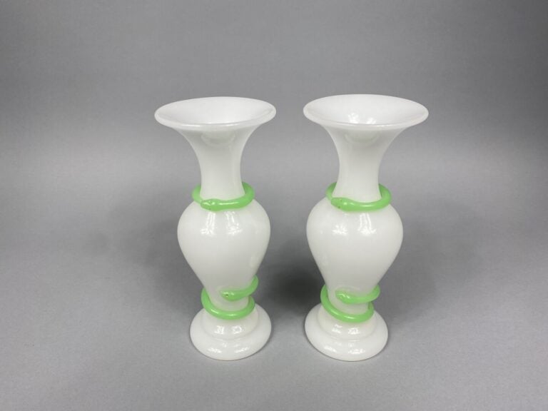 Paire de vases balustres en verre opalin blanc à décor de serpents verts en app…