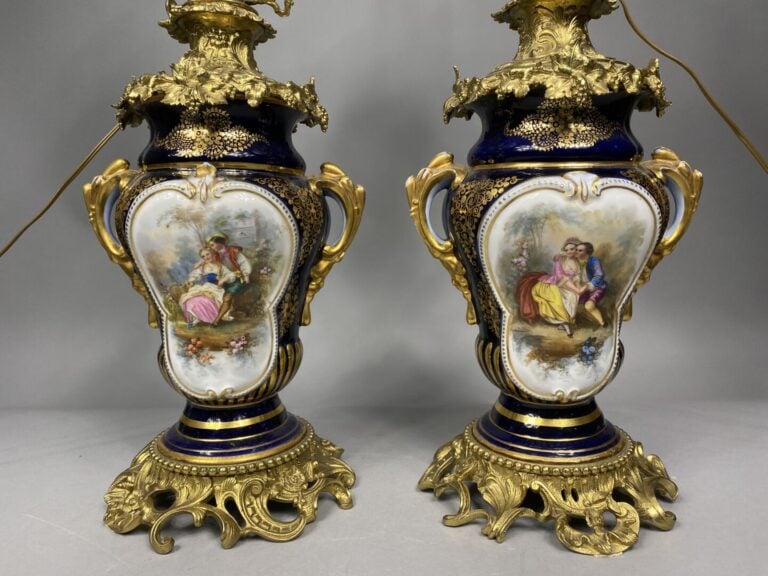 Paire de vases en porcelaine bleu nuit à décor de scènes galantes et bouquets d…