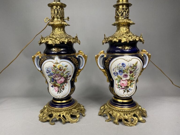 Paire de vases en porcelaine bleu nuit à décor de scènes galantes et bouquets d…