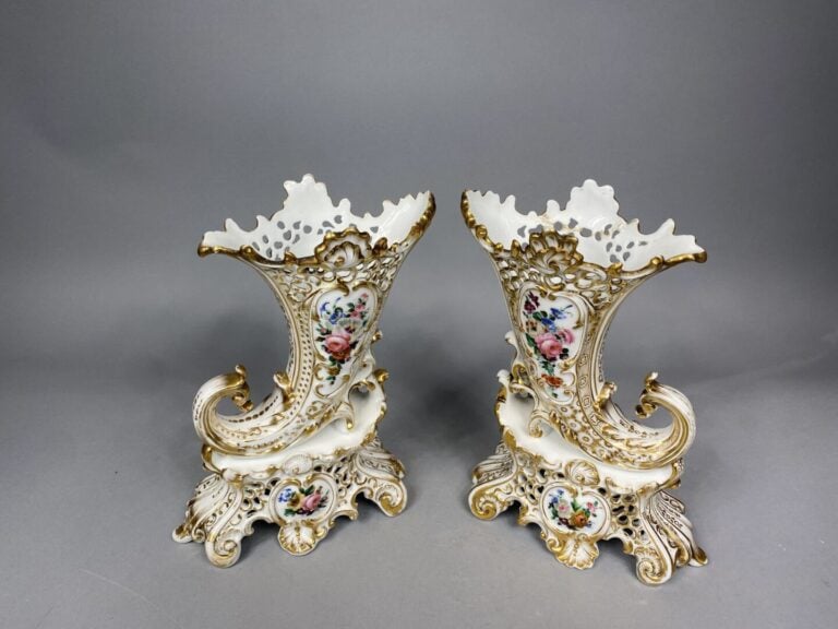 Paire de vases en porcelaine en forme de corne d'abondance à décor de bouquets…