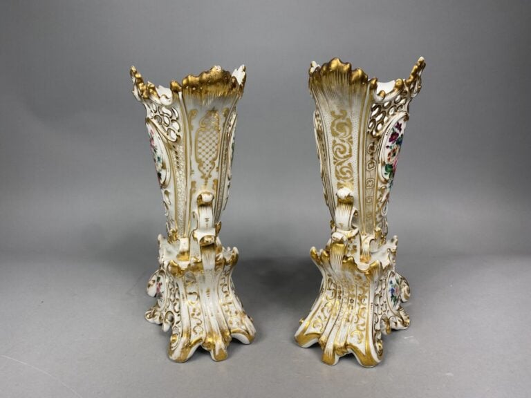 Paire de vases en porcelaine en forme de corne d'abondance à décor de bouquets…