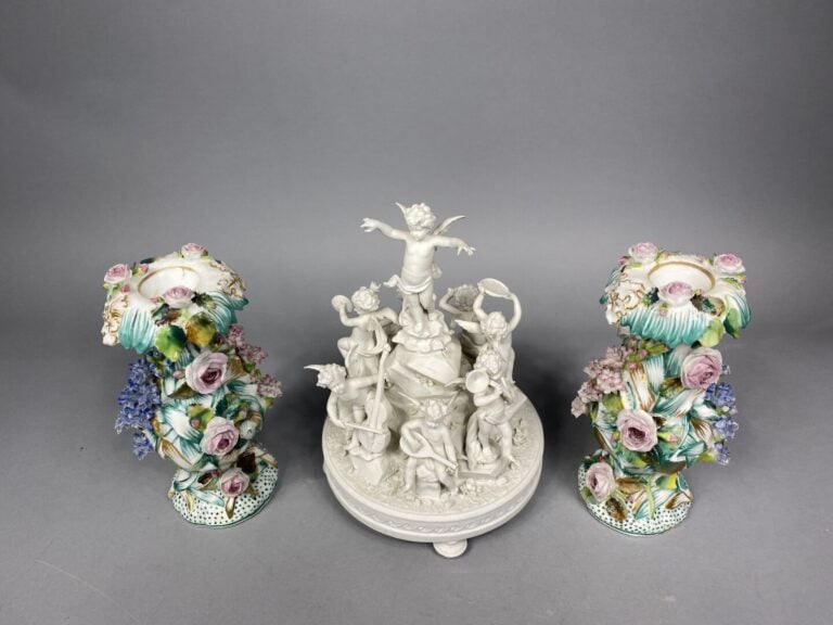 Paire de vases en porcelaine polychrome à décor de fleurettes en application, g…