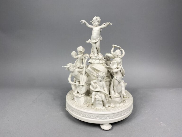 Paire de vases en porcelaine polychrome à décor de fleurettes en application, g…