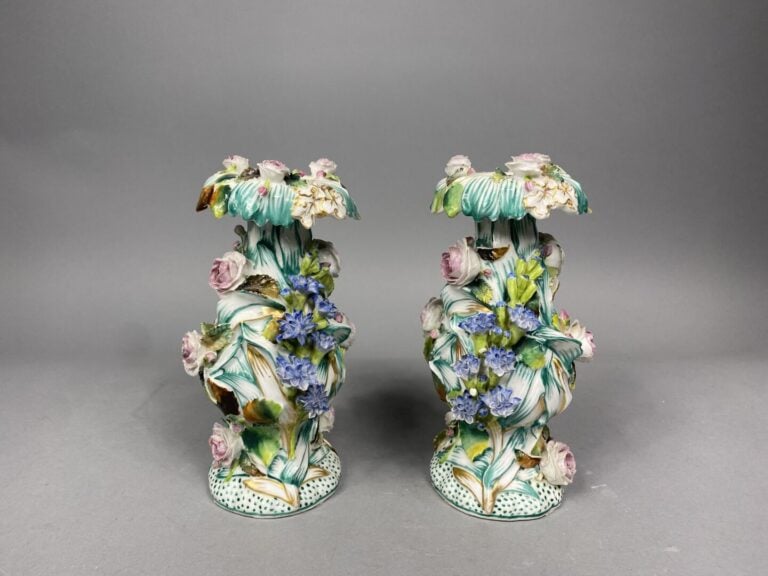 Paire de vases en porcelaine polychrome à décor de fleurettes en application, g…