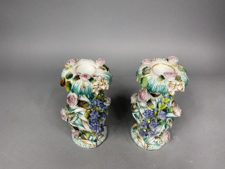 Paire de vases en porcelaine polychrome à décor de fleurettes en application, g…