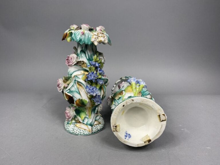 Paire de vases en porcelaine polychrome à décor de fleurettes en application, g…