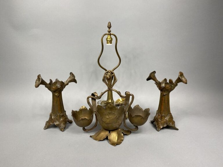 Paire de vases en régule à décor de capucines reposant sur des pieds formant de…