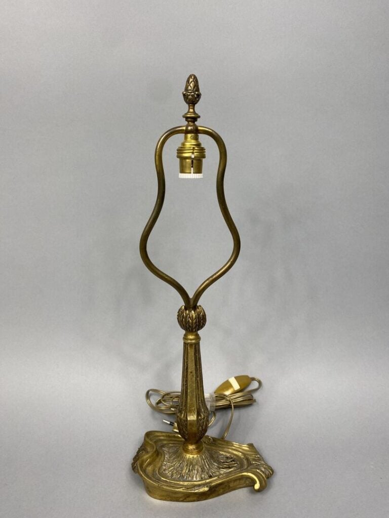 Paire de vases en régule à décor de capucines reposant sur des pieds formant de…