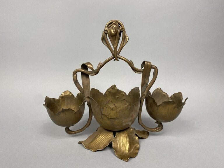 Paire de vases en régule à décor de capucines reposant sur des pieds formant de…