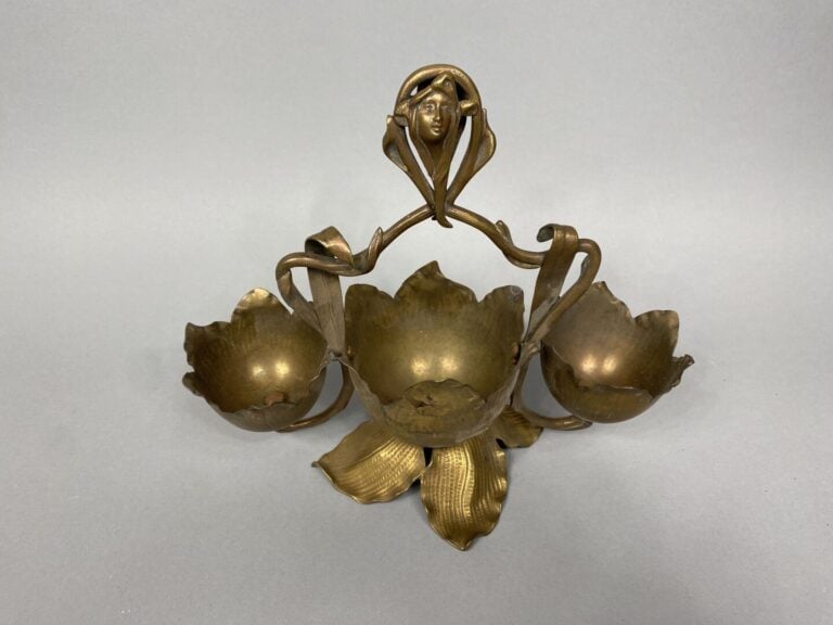 Paire de vases en régule à décor de capucines reposant sur des pieds formant de…