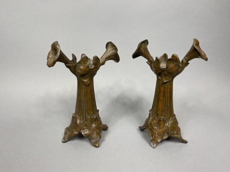 Paire de vases en régule à décor de capucines reposant sur des pieds formant de…