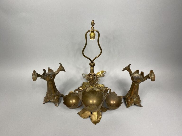 Paire de vases en régule à décor de capucines reposant sur des pieds formant de…