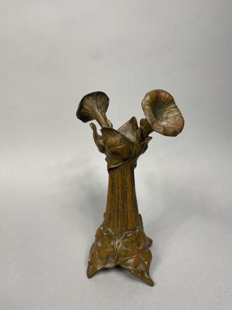 Paire de vases en régule à décor de capucines reposant sur des pieds formant de…