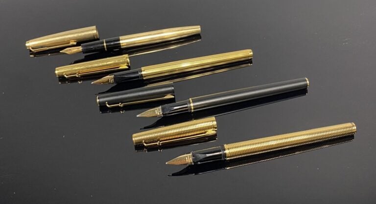 PARKER, CARAN D'ACHE - Lot de 4 stylos plume en métal doré à décor rainuré ou g…