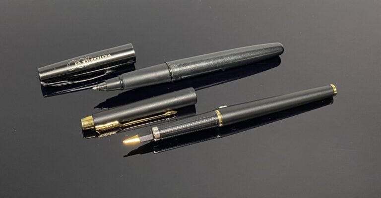 PARKER, Frontier - Lot comprenant un stylo bille en résine effet argenté, attri…