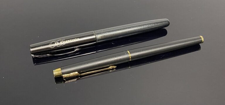 PARKER, Frontier - Lot comprenant un stylo bille en résine effet argenté, attri…