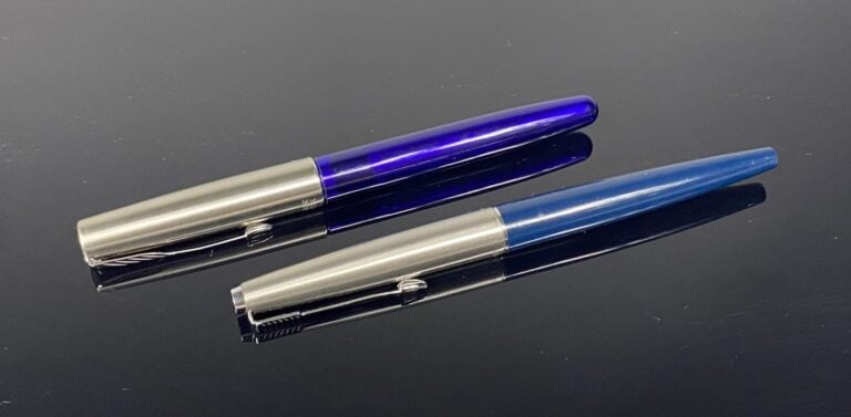PARKER, Frontier - Stylo plume, le corps en résine bleue, le capuchon en métal…