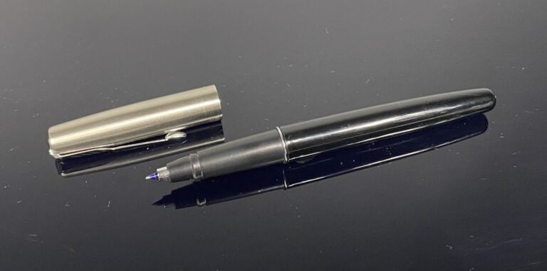 PARKER, Frontier - Stylo plume, le corps en résine noire, le capuchon en métal…