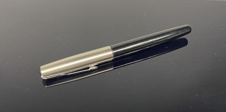 PARKER, Frontier - Stylo plume, le corps en résine noire, le capuchon en métal…