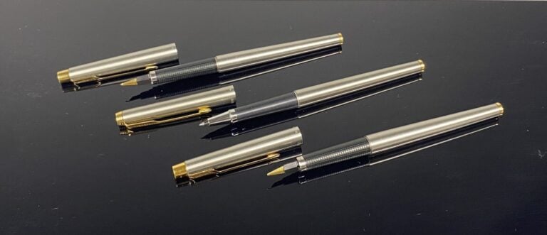 PARKER - Lot comprenant 2 stylos plume en métal brossé, attributs en métal doré…