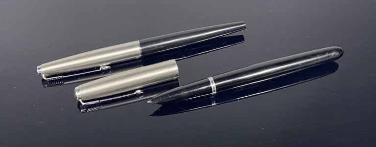 PARKER - Lot comprenant 2 stylos plume, le corps en résine noire, le capuchon e…