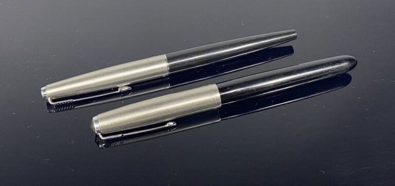 PARKER - Lot comprenant 2 stylos plume, le corps en résine noire, le capuchon e…