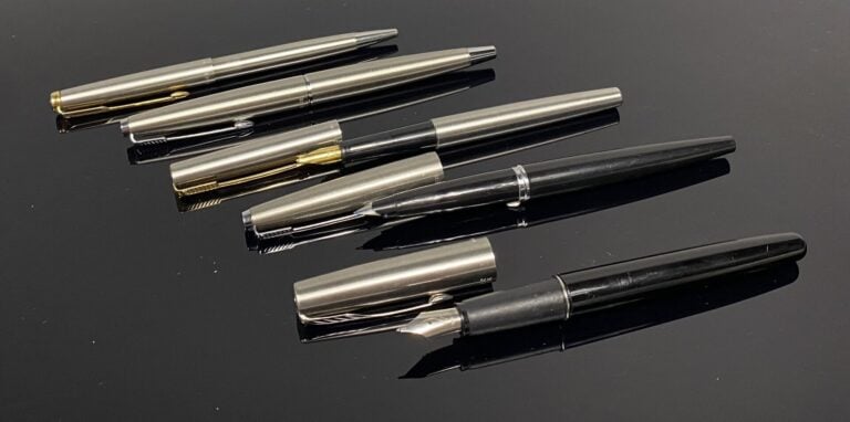 PARKER - Lot comprenant 4 stylos plume et un stylo bille en métal brossé et rés…
