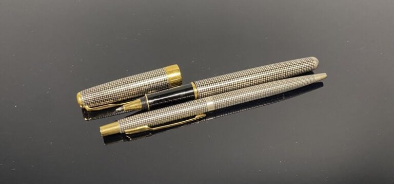 PARKER - Lot comprenant un stylo bille en métal argenté à décor quadrillé, attr…