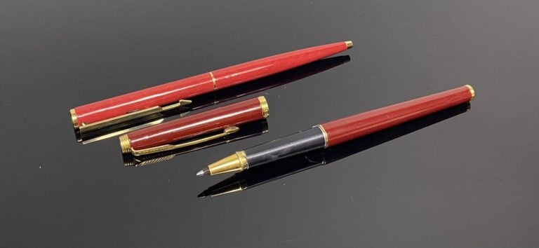PARKER - Lot comprenant un stylo plume à décor laqué bordeaux, attributs en mét…