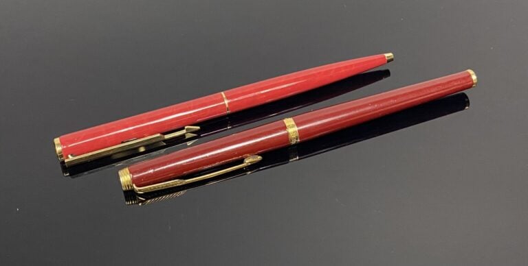 PARKER - Lot comprenant un stylo plume à décor laqué bordeaux, attributs en mét…