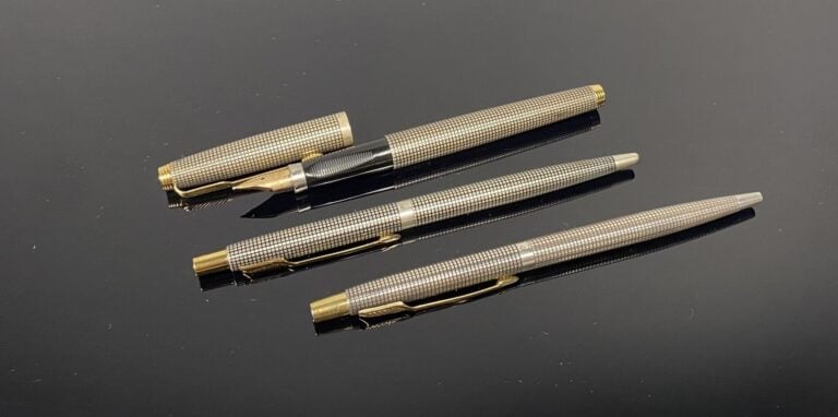 PARKER - Lot comprenant un stylo plume en argent (925) à décor quadrillé, attri…