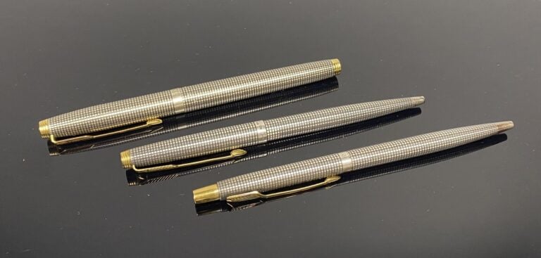 PARKER - Lot comprenant un stylo plume en argent (925) à décor quadrillé, attri…